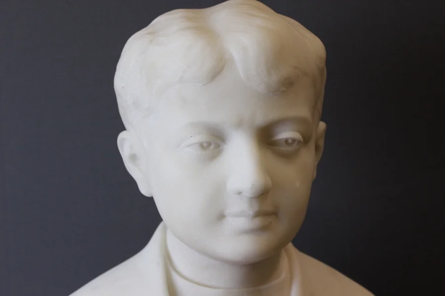 Sculpture de jeune homme en marbre de carrare daté 1931