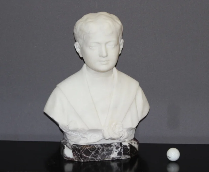 Sculpture de jeune homme en marbre de carrare daté 1931