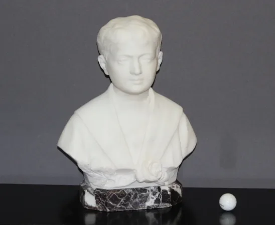 Sculpture de jeune homme en marbre de carrare daté 1931