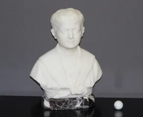 Sculpture de jeune homme en marbre de carrare daté 1931