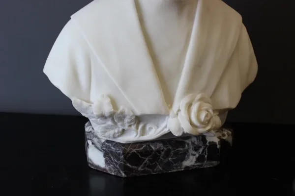 Sculpture de jeune homme en marbre de carrare daté 1931