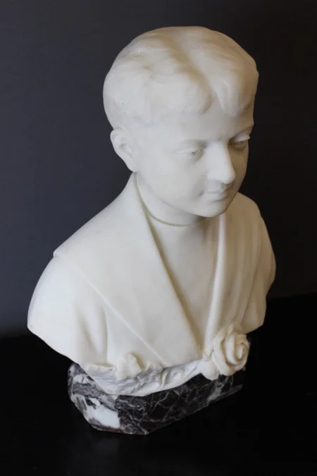 Sculpture de jeune homme en marbre de carrare daté 1931