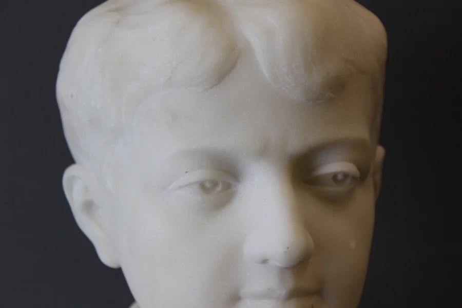 Sculpture de jeune homme en marbre de carrare daté 1931