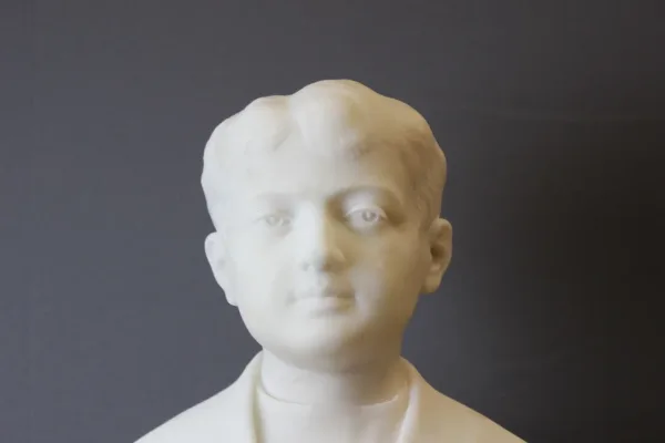 Sculpture de jeune homme en marbre de carrare daté 1931