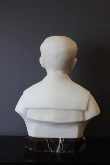 Sculpture de jeune homme en marbre de carrare daté 1931