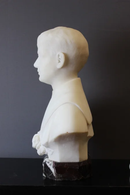 Sculpture de jeune homme en marbre de carrare daté 1931