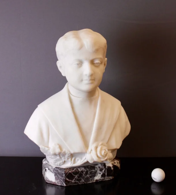 Sculpture de jeune homme en marbre de carrare daté 1931