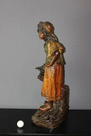 ESTATUILLA DE LOZA firmada STELLACHER