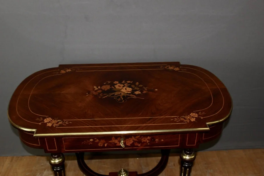 Table en marqueterie de palissandre à décor de fleurs Fin XIX