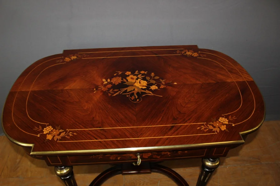 Table en marqueterie de palissandre à décor de fleurs Fin XIX