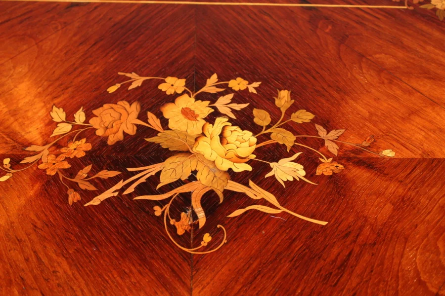 Table en marqueterie de palissandre à décor de fleurs Fin XIX