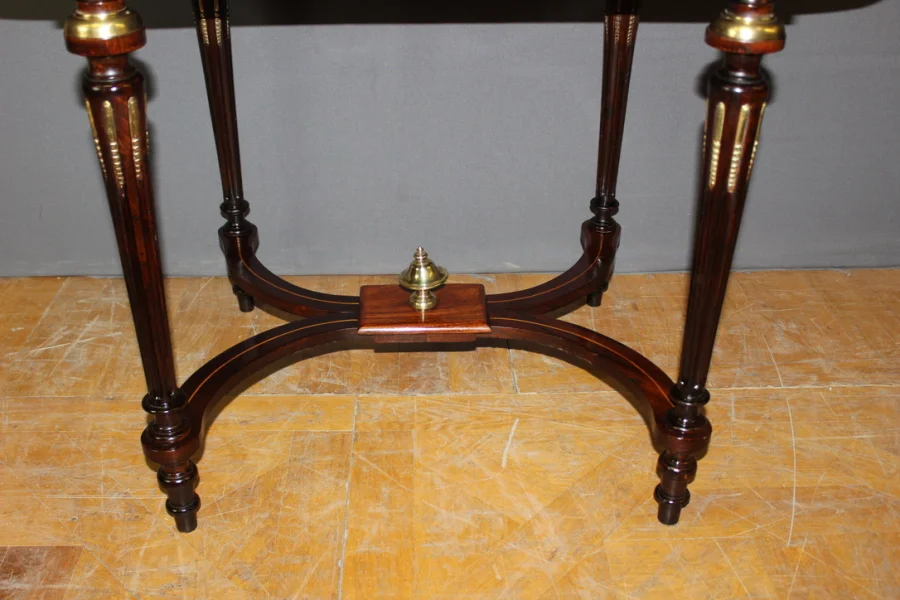 Table en marqueterie de palissandre à décor de fleurs Fin XIX