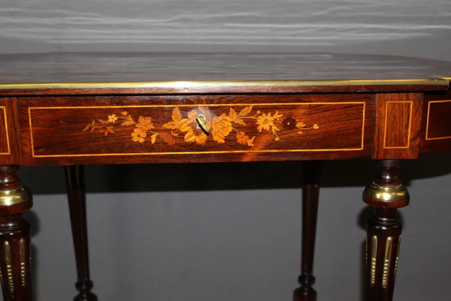 Table en marqueterie de palissandre à décor de fleurs Fin XIX