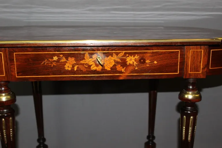 Table en marqueterie de palissandre à décor de fleurs Fin XIX