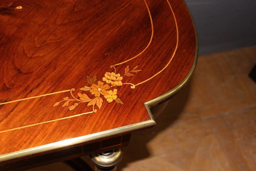 Table en marqueterie de palissandre à décor de fleurs Fin XIX