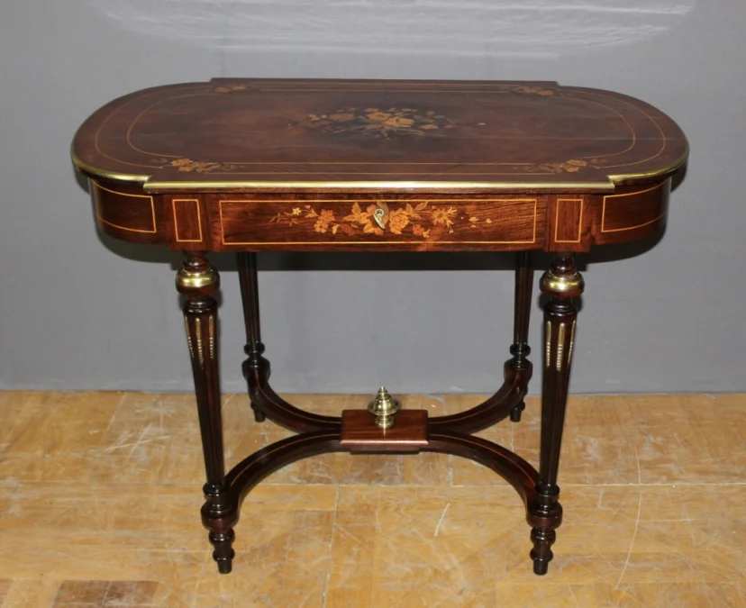 Table en marqueterie de palissandre à décor de fleurs Fin XIX