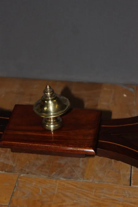 Table en marqueterie de palissandre à décor de fleurs Fin XIX