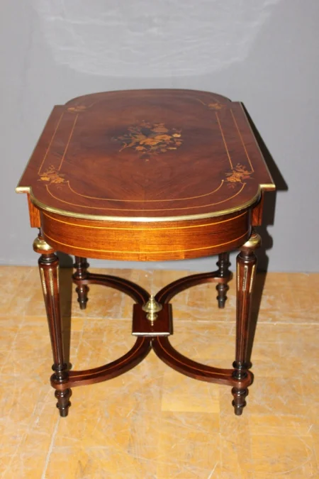 Table en marqueterie de palissandre à décor de fleurs Fin XIX