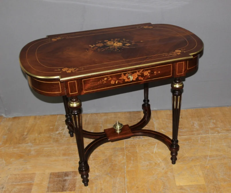 Table en marqueterie de palissandre à décor de fleurs Fin XIX