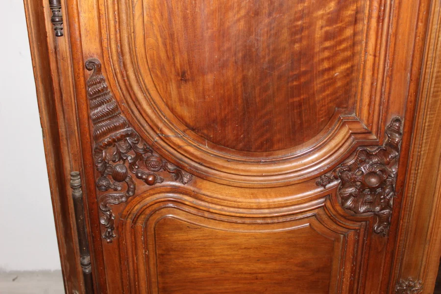 Armoire Lyonnaise Régence En Noyer Début XVIII Siècle