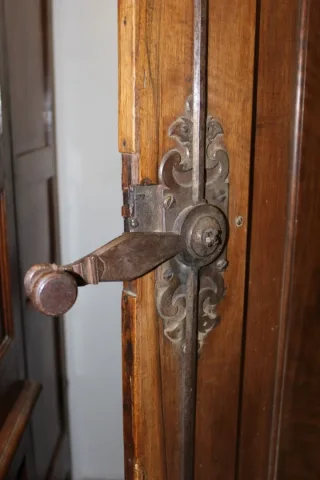 Armoire Lyonnaise Régence En Noyer Début XVIII Siècle