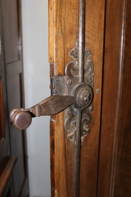 Armoire Lyonnaise Régence En Noyer Début XVIII Siècle