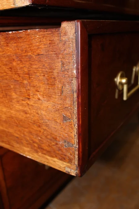 Commode fin d'époque Louis XVI en acajou moucheté