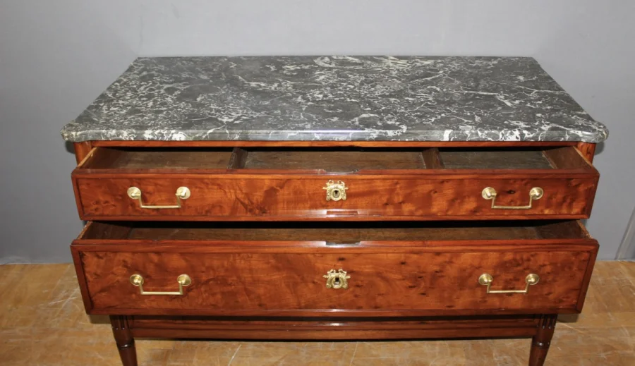 Commode fin d'époque Louis XVI en acajou moucheté