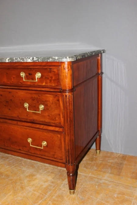 Commode fin d'époque Louis XVI en acajou moucheté