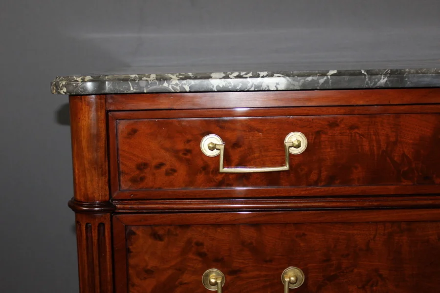 Commode fin d'époque Louis XVI en acajou moucheté