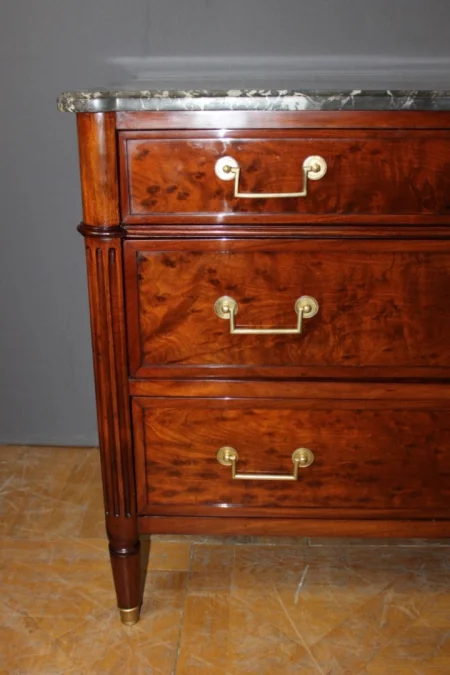 Commode fin d'époque Louis XVI en acajou moucheté
