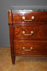 Commode fin d'époque Louis XVI en acajou moucheté