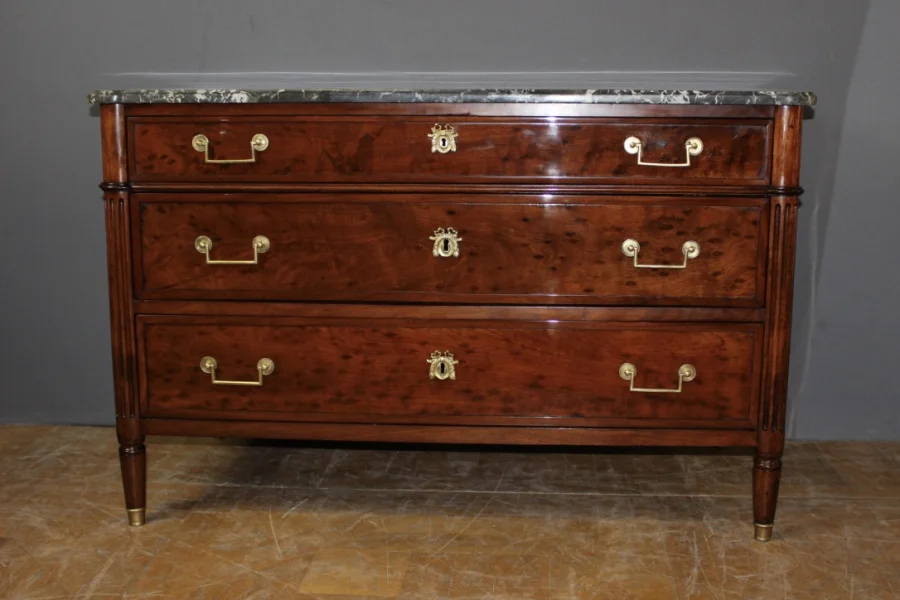 Commode fin d'époque Louis XVI en acajou moucheté