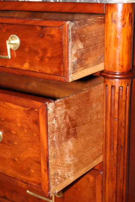 Commode fin d'époque Louis XVI en acajou moucheté