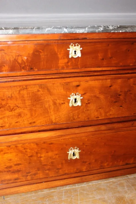 Commode fin d'époque Louis XVI en acajou moucheté