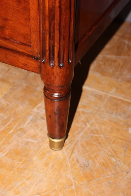 Commode fin d'époque Louis XVI en acajou moucheté