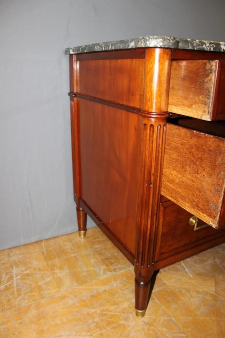 Commode fin d'époque Louis XVI en acajou moucheté