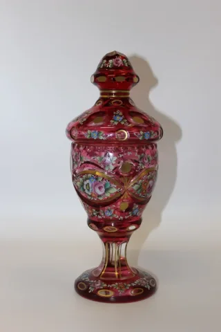 Bonbonnière en cristal à décor peint fin XIX
