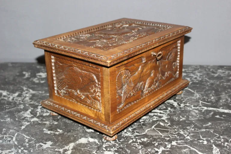 Coffret en noyer à décor d'animaux vers 1900
