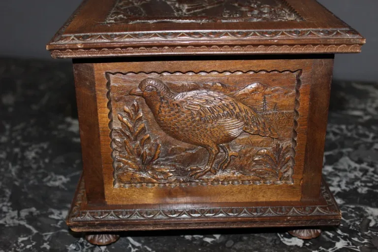 Coffret en noyer à décor d'animaux vers 1900