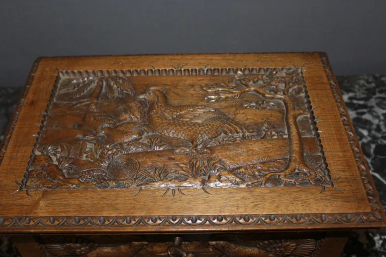 Coffret en noyer à décor d'animaux vers 1900