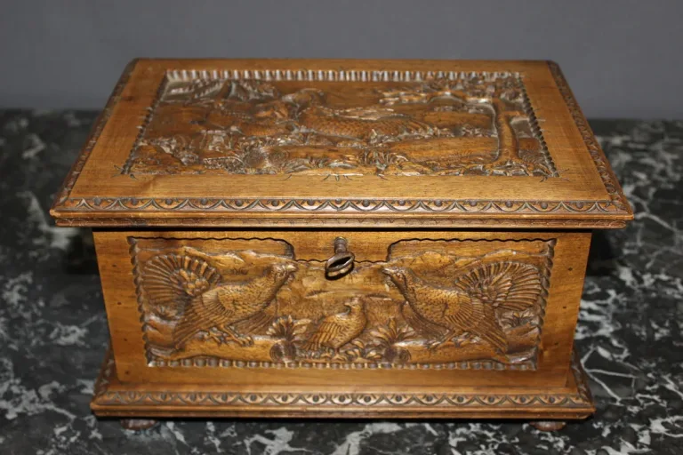 Coffret en noyer à décor d'animaux vers 1900