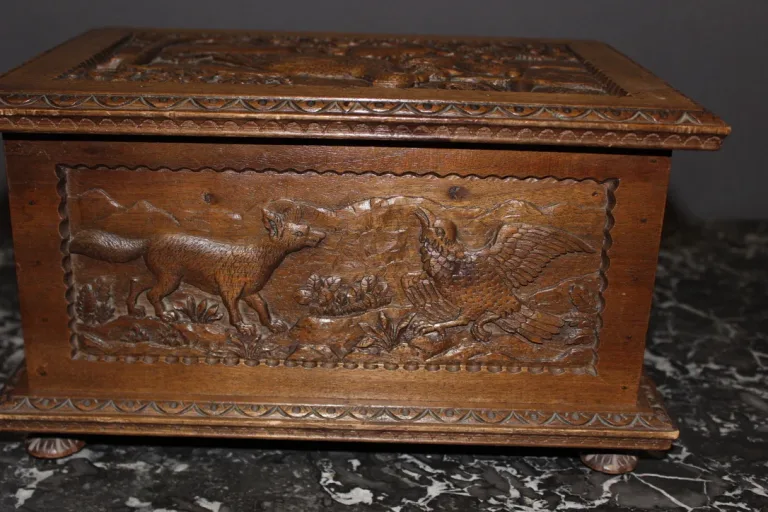 Coffret en noyer à décor d'animaux vers 1900
