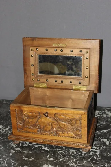 Coffret en noyer à décor d'animaux vers 1900