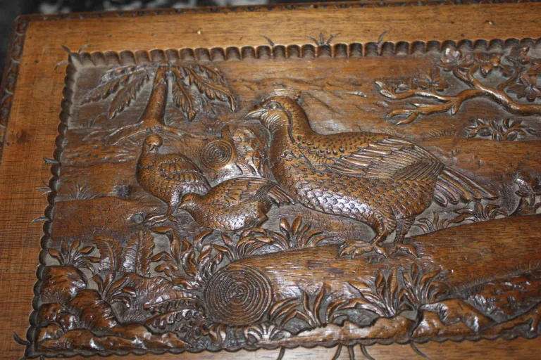 Coffret en noyer à décor d'animaux vers 1900