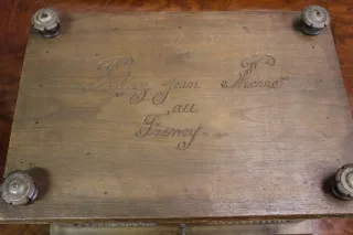 Coffret en noyer à décor d'animaux vers 1900