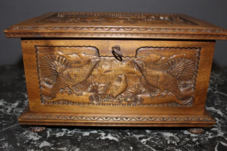 Coffret en noyer à décor d'animaux vers 1900