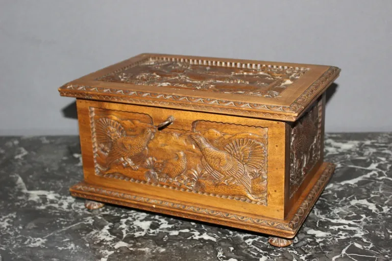 Coffret en noyer à décor d'animaux vers 1900