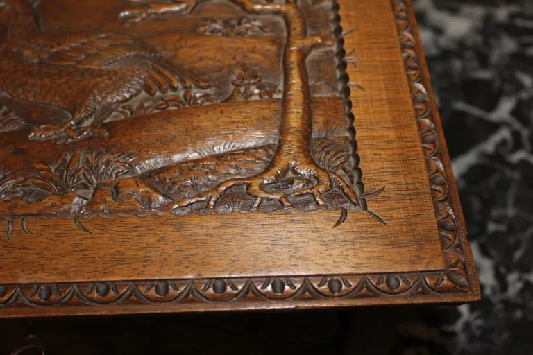 Coffret en noyer à décor d'animaux vers 1900