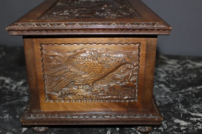 Coffret en noyer à décor d'animaux vers 1900